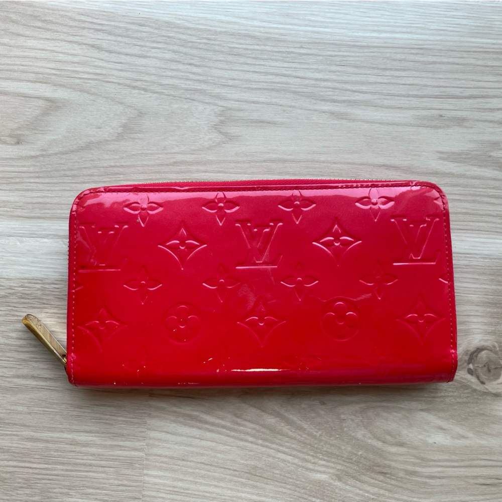 Louis Vuitton Vernis Zippy Wallet in Pomme D'Amour
